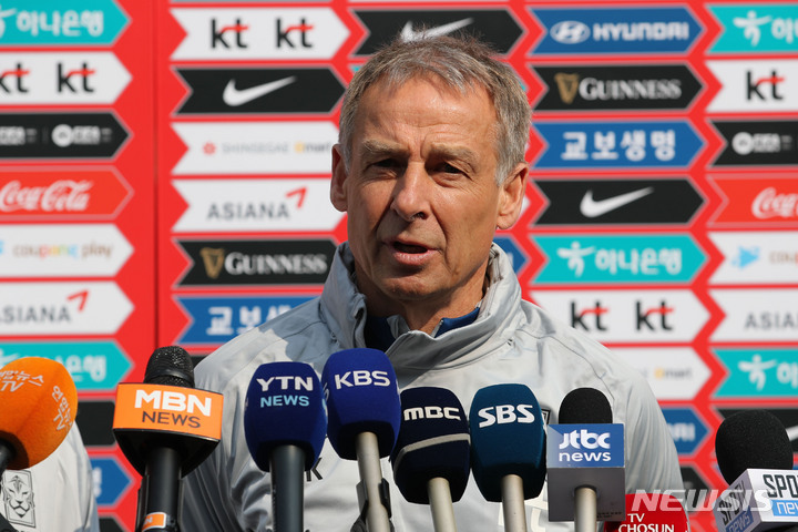 [파주=뉴시스] 권창회 기자 = 위르겐 클린스만 한국 축구 국가대표팀 감독이 20일 오후 경기 파주시 국가대표 트레이닝센터(NFC)에서 인터뷰를 하고 있다. 클린스만호는 오는 24일과 28일 콜롬비아와 우루과이랑 평가전을 갖는다. 2023.03.20. kch0523@newsis.com