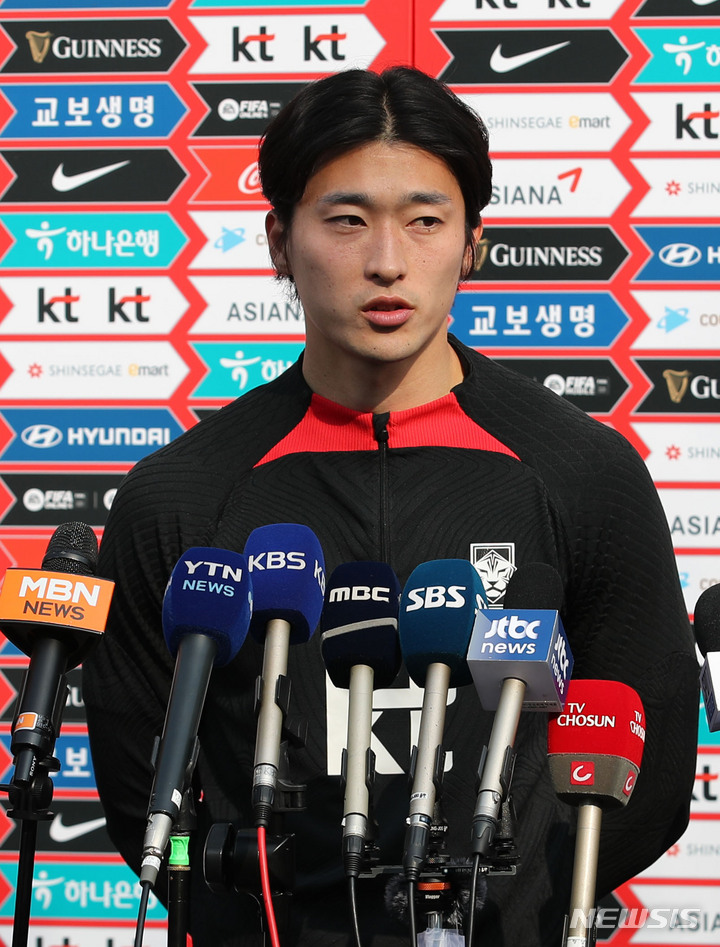 [파주=뉴시스] 권창회 기자 = 축구 국가대표팀 조규성이 20일 오후 경기 파주시 국가대표 트레이닝센터(NFC)에서 인터뷰를 하고 있다. 위르겐 클린스만 감독이 지휘하는 축구 국가대표팀은 오는 24일과 28일 콜롬비아와 우루과이랑 평가전을 갖는다.2023.03.20. kch0523@newsis.com
