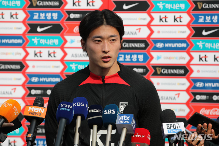 [파주=뉴시스] 권창회 기자 = 축구 국가대표팀 조규성이 20일 오후 경기 파주시 국가대표 트레이닝센터(NFC)에서 인터뷰를 하고 있다. 위르겐 클린스만 감독이 지휘하는 축구 국가대표팀은 오는 24일과 28일 콜롬비아와 우루과이랑 평가전을 갖는다.2023.03.20. kch0523@newsis.com