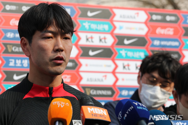 [파주=뉴시스] 권창회 기자 = 축구 국가대표팀 김영권이 20일 오후 경기 파주시 국가대표 트레이닝센터(NFC)에서 인터뷰를 하고 있다. 위르겐 클린스만 감독이 지휘하는 축구 국가대표팀은 오는 24일과 28일 콜롬비아와 우루과이랑 평가전을 갖는다.2023.03.20. kch0523@newsis.com