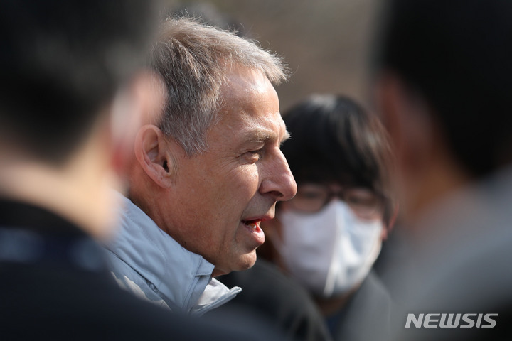 [파주=뉴시스] 권창회 기자 = 위르겐 클린스만 한국 축구 국가대표팀 감독이 20일 오후 경기 파주시 국가대표 트레이닝센터(NFC)에서 인터뷰를 하고 있다. 클린스만호는 오는 24일과 28일 콜롬비아와 우루과이랑 평가전을 갖는다. 2023.03.20. kch0523@newsis.com