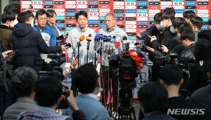 [파주=뉴시스] 권창회 기자 = 위르겐 클린스만 한국 축구 국가대표팀 감독이 20일 오후 경기 파주시 국가대표 트레이닝센터(NFC)에서 인터뷰를 하고 있다. 클린스만호는 오는 24일과 28일 콜롬비아와 우루과이랑 평가전을 갖는다. 2023.03.20. kch0523@newsis.com