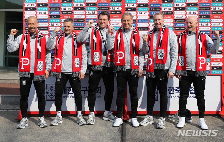 [파주=뉴시스] 권창회 기자 = 위르겐 클린스만 한국 축구 국가대표팀 감독을 비롯한 코치진들이 20일 오후 경기 파주시 국가대표 트레이닝센터(NFC)에서 기념촬영을 하고 있다. 클린스만호는 오는 24일과 28일 콜롬비아와 우루과이랑 평가전을 갖는다. 2023.03.20. kch0523@newsis.com