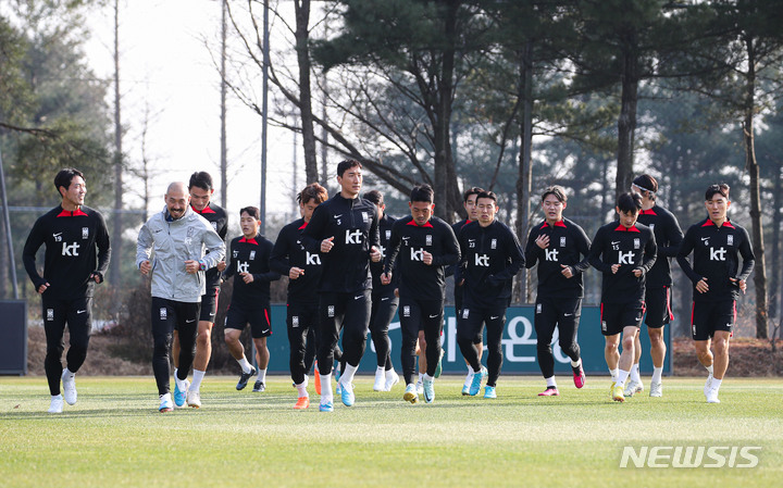 [파주=뉴시스] 권창회 기자 = 한국 축구대표팀 선수들이 20일 오후 경기 파주시 국가대표 트레이닝센터(NFC)에서 훈련하고 있다. 위르겐 클린스만 감독이 지휘하는 축구 국가대표팀은 오는 24일과 28일 콜롬비아와 우루과이랑 평가전을 갖는다. 2023.03.20. kch0523@newsis.com