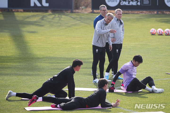 [파주=뉴시스] 권창회 기자 = 위르겐 클린스만 축구 국가대표팀 감독이 20일 오후 경기 파주시 국가대표 트레이닝센터(NFC)에서 선수들 훈련을 지켜보고 있다. 위르겐 클린스만 감독이 지휘하는 축구 국가대표팀은 오는 24일과 28일 콜롬비아와 우루과이랑 평가전을 갖는다. 2023.03.20. kch0523@newsis.com