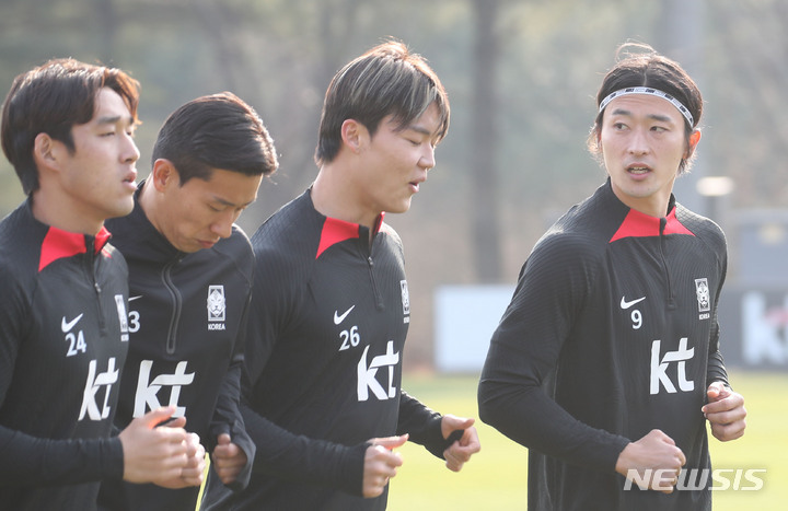 [파주=뉴시스] 권창회 기자 = 한국 축구대표팀 조규성을 비롯한 선수들이 20일 오후 경기 파주시 국가대표 트레이닝센터(NFC)에서 훈련하고 있다. 위르겐 클린스만 감독이 지휘하는 축구 국가대표팀은 오는 24일과 28일 콜롬비아와 우루과이랑 평가전을 갖는다. 2023.03.20. kch0523@newsis.com
