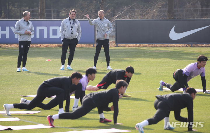 [파주=뉴시스] 권창회 기자 = 위르겐 클린스만 축구 국가대표팀 감독이 20일 오후 경기 파주시 국가대표 트레이닝센터(NFC)에서 선수들 훈련을 지켜보고 있다. 위르겐 클린스만 감독이 지휘하는 축구 국가대표팀은 오는 24일과 28일 콜롬비아와 우루과이랑 평가전을 갖는다. 2023.03.20. kch0523@newsis.com
