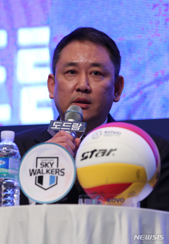 [서울=뉴시스] 고승민 기자 = 20일 서울 누리꿈스퀘어에서 열린 2022-2023 V리그 포스트시즌 미디어데이에서 최태웅 현대캐피탈 감독이 인사말을 하고 있다. 2023.03.20. kkssmm99@newsis.com