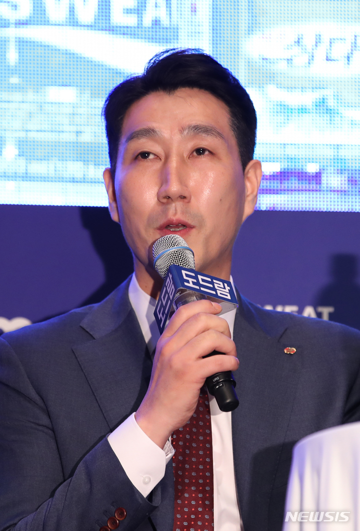 [서울=뉴시스] 고승민 기자 = 20일 서울 누리꿈스퀘어에서 열린 2022-2023 V리그 포스트시즌 미디어데이에서 권영민 한국전력 감독이 인사말을 하고 있다. 2023.03.20. kkssmm99@newsis.com