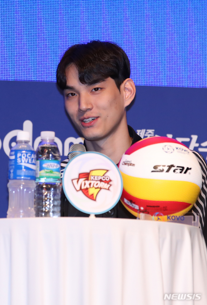 [서울=뉴시스] 고승민 기자 = 20일 서울 누리꿈스퀘어에서 열린 2022-2023 V리그 포스트시즌 미디어데이에서 한국전력 임성진이 인사말을 하고 있다. 2023.03.20. kkssmm99@newsis.com
