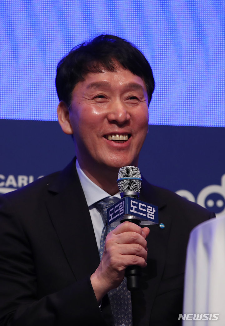 [서울=뉴시스] 고승민 기자 = 20일 서울 누리꿈스퀘어에서 열린 2022-2023 V리그 포스트시즌 미디어데이에서 신영철 우리카드 감독이 인사말을 하고 있다. 2023.03.20. kkssmm99@newsis.com