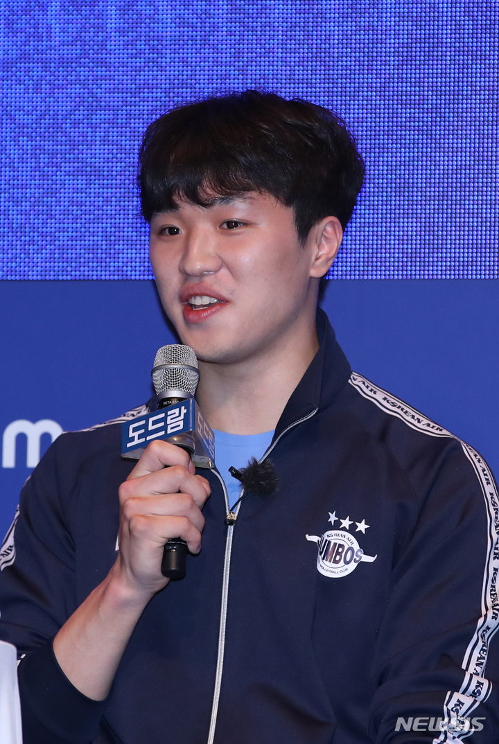 [서울=뉴시스] 고승민 기자 = 20일 서울 누리꿈스퀘어에서 열린 2022-2023 V리그 포스트시즌 미디어데이에서 대한항공 임동혁이 인사말을 하고 있다. 2023.03.20. kkssmm99@newsis.com