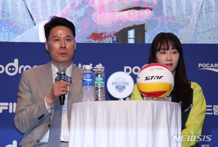 [서울=뉴시스] 고승민 기자 = 20일 서울 누리꿈스퀘어에서 열린 2022-2023 V리그 포스트시즌 여자부 미디어데이에서 강성형 현대건설 감독이 인사말을 하고 있다. 2023.03.20. kkssmm99@newsis.com