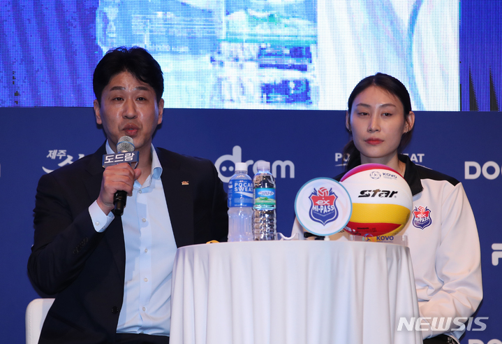 [서울=뉴시스] 고승민 기자 = 20일 서울 누리꿈스퀘어에서 열린 2022-2023 V리그 포스트시즌 여자부 미디어데이에서 김종민 한국도로공사 감독이 인사말을 하고 있다. 2023.03.20. kkssmm99@newsis.com