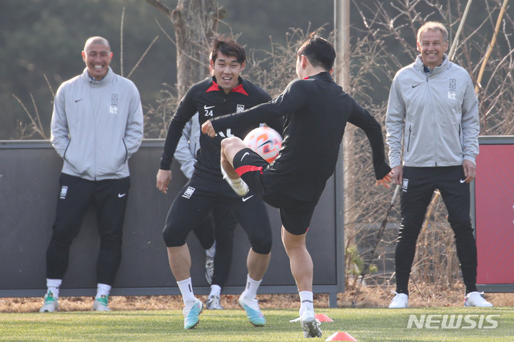 [파주=뉴시스] 권창회 기자 = 한국 축구대표팀 송민규가 20일 오후 경기 파주시 국가대표 트레이닝센터(NFC)에서 훈련하고 있다. 위르겐 클린스만 감독이 지휘하는 축구 국가대표팀은 오는 24일과 28일 콜롬비아와 우루과이랑 평가전을 갖는다. 2023.03.20. kch0523@newsis.com