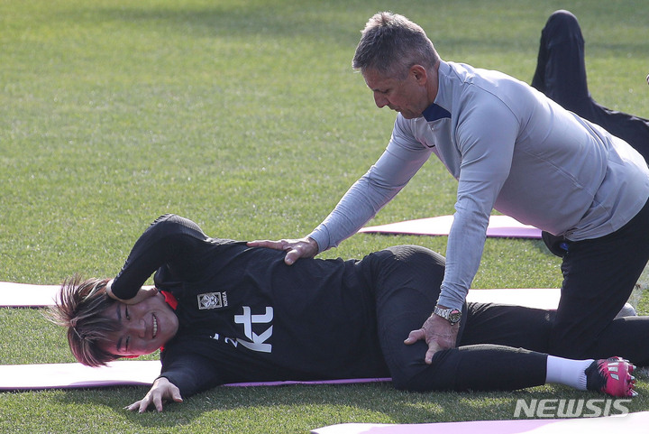 [파주=뉴시스] 권창회 기자 = 한국 축구대표팀 오현규가 20일 오후 경기 파주시 국가대표 트레이닝센터(NFC)에서 훈련하고 있다. 위르겐 클린스만 감독이 지휘하는 축구 국가대표팀은 오는 24일과 28일 콜롬비아와 우루과이랑 평가전을 갖는다. 2023.03.20. kch0523@newsis.com