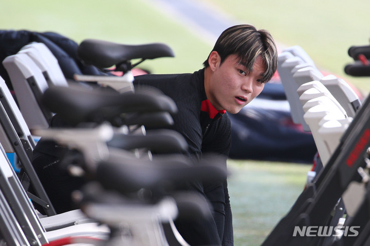 [파주=뉴시스] 권창회 기자 = 한국 축구대표팀 오현규가 20일 오후 경기 파주시 국가대표 트레이닝센터(NFC)에서 훈련에 합류하고 있다. 위르겐 클린스만 감독이 지휘하는 축구 국가대표팀은 오는 24일과 28일 콜롬비아와 우루과이랑 평가전을 갖는다. 2023.03.20. kch0523@newsis.com