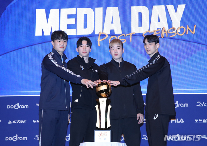 [서울=뉴시스] 고승민 기자 = 20일 서울 누리꿈스퀘어에서 열린 2022-2023 V리그 포스트시즌 미디어데이에서 참가팀 선수들이 기념촬영하고 있다. 왼쪽부터 대한항공 임동혁, 현대캐피탈 허수봉, 우리카드 김지한, 한국전력 임성진. 2023.03.20. kkssmm99@newsis.com