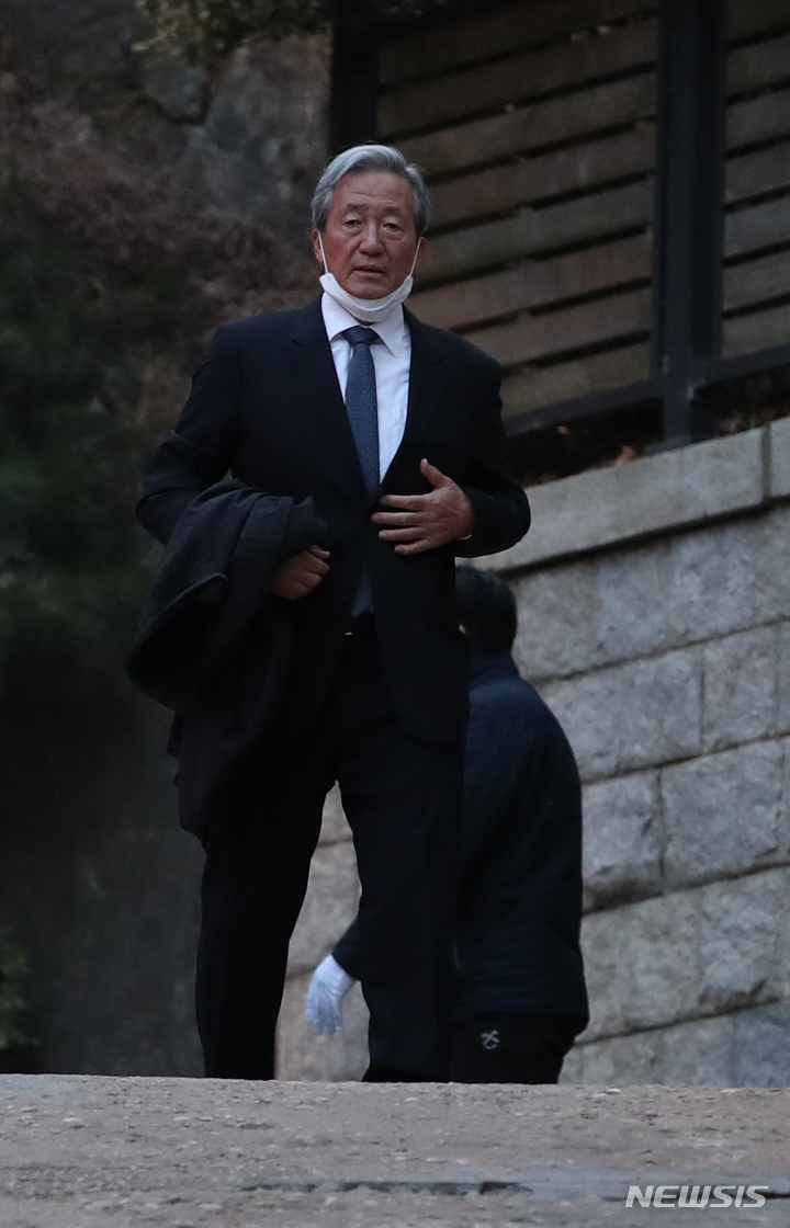 [서울=뉴시스] 고승민 기자 = 정몽준 아산재단 이사장이 20일 정주영 현대그룹 명예회장 22주기 제사를 위해 서울 청운동 정의선 현대자동차그룹 회장 자택(옛 정주영 명예회장 자택)으로 들어서고 있다. 2023.03.20. kkssmm99@newsis.com