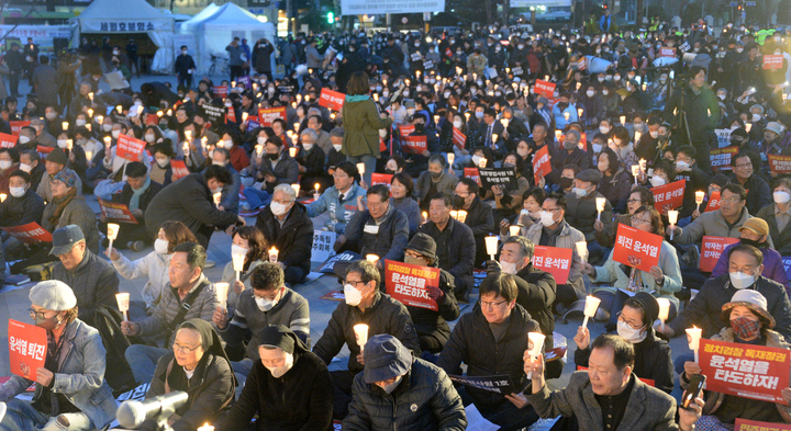 [전주=뉴시스] 김얼 기자 = 20일 전북 전주시 풍남문광장에서 '윤석열 퇴진 촉구 시국미사'가 열린 가운데 시국미사에 참여한 시민들이 촛불을 흔들고 있다. 2023.03.20 pmkeul@nwsis.com