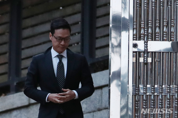 [서울=뉴시스] 고승민 기자 = 서승범 유봉 대표이사(정남이 아산재단 상임이사 남편)가 20일 정주영 현대그룹 명예회장 22주기 제사를 위해 서울 청운동 정의선 현대자동차그룹 회장 자택(옛 정주영 명예회장 자택)으로 들어서고 있다. 2023.03.20. kkssmm99@newsis.com