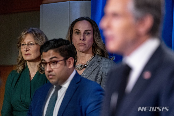 [워싱턴=AP/뉴시스]유엔 안전보장이사회가 18일(현지시각) 팔레스타인의 유엔 회원국 가입 여부에 대한 표결을 진행하는 가운데, 미국은 반대표를 던질 방침이라고 베단트 파텔 국무부 수석부대변인이 밝혔다. 사진은 미국 워싱턴DC 소재 국무부에서 지난달 20일 토니 블링컨 국무장관(오른쪽에서 첫번째)이 브리핑 하고 있는 가운데, 파텔 부대변인(왼쪽에서 두번째)이 경청하고 있다. 2023.04.22.