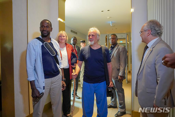 [니아메=AP/뉴시스] 프랑스 언론인 올리비에 뒤부아(왼쪽)와 미국인 제프리 우드케(가운데)가 20일(현지시간) 니제르 니아메 공항 귀빈실에 도착하고 있다. 우드케는 니제르에서 15년 넘게 살면서 구호 활동을 하던 중 2016년 10월 이슬람 극단주의자들에게 납치됐었고 뒤부아는 약 2년 전에 납치됐다가 풀려났다. 토니 블링컨 국무부 장관이 이달 초 니제르 방문 시 이 문제를 논의했으며 니제르 정부도 석방을 도운 것으로 알려졌다. 2023.03.21.