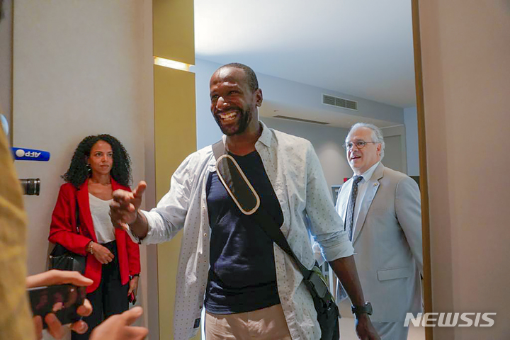 [ 니아메이(니제르)=AP/뉴시스] 프랑스 기자 올리비에 뒤보아가 서아프리카 말리에서 석방된 후 20일 니제르의 니아메이공항의 라운지에 도착하는 장면.&nbsp;&nbsp; 