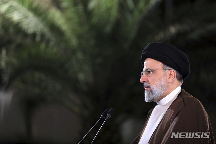 [테헤란=AP/뉴시스] 에브라힘 라이시 이란 대통령이 지난 3월20일(현지시간) 이란의 새해인 누루즈를 맞아 테헤란의 대통령 집무실에서 TV를 통해 새해 인사를 전하고 있다. 이란은 춘분인 3월21일 새해를 맞는다. 2023.06.09.