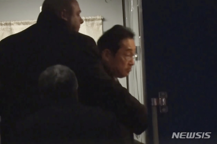 [프세미실=AP/뉴시스]일본 NTV가 제공한 사진에 21일(한국시간) 새벽 폴란드 프세미실에서 기시다 후미오 일본 총리가 우크라이나를 방문하기 위해 열차에 탑승하고 있ㄴ은 모습이 담겼다. 인도에서 일본으로 귀국하지 않고 '깜짝' 우크라이나 방문에 나섰다. 볼로디미르 젤렌스키 우크라이나 대통령과 회담할 예정이다. 2023.03.21.