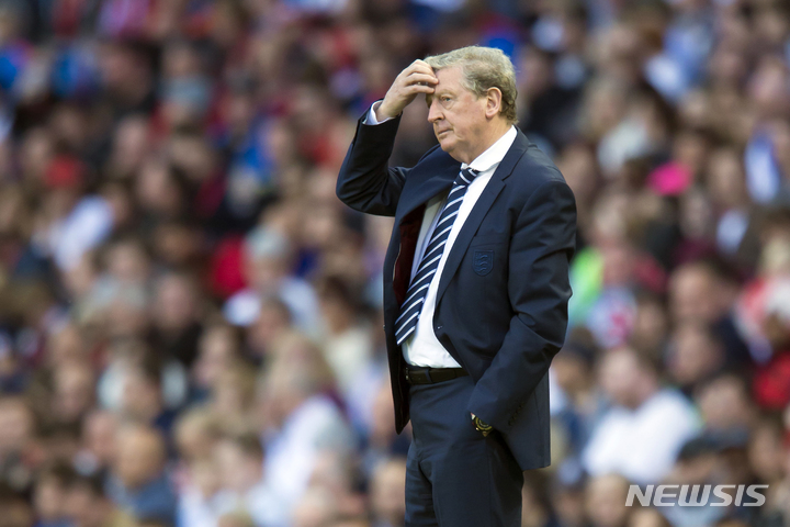 [맨체스터=AP/뉴시스] 로이 호지슨 잉글랜드 대표팀 감독이 23일(한국시간) 영국 맨체스터 시티 오브 맨체스터 스타디움에서 열린 튀르키예와 평가전을 지휘하고 있다. 2016.05.23.