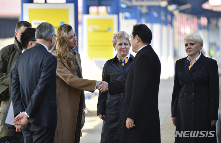 [키이우(우크라이나)=AP/뉴시스]우크라이나 깜짝 방문에 나선 기시다 후미오(岸田文雄) 일본 총리가 21일 키이우에 도착, 기차역으로 마중나온 에미네 자파로바 우크라이나 제1 외무차관과 악수하고 있다. 2023.3.21