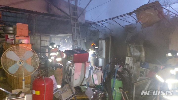 [청주=뉴시스] 조성현 기자 = 20일 오후 6시46분 충북 청주시 서원구 사직동 한 카센터에서 불이 나 소방당국이 진화작업을 하고 있다. (사진=청주서부소방서 제공) 2023.03.20. photo@newsis.com *재판매 및 DB 금지