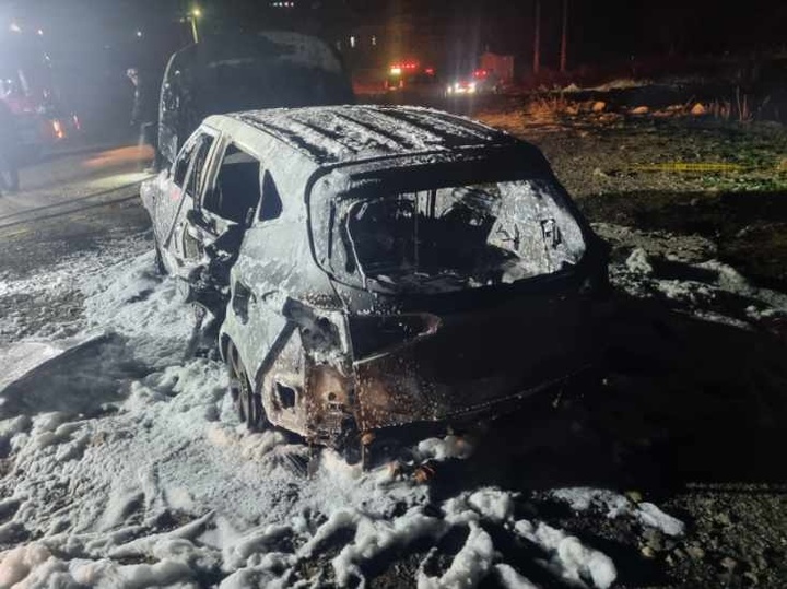 [군위=뉴시스] 20일 오후 9시16분께 경북 군위군 삼국유사면 화북3리 마을회관 인근 공터에서 차량 화재가 발생했다. (사진=경북소방본부 제공) 2023.03.21. photo@newsis.com *재판매 및 DB 금지