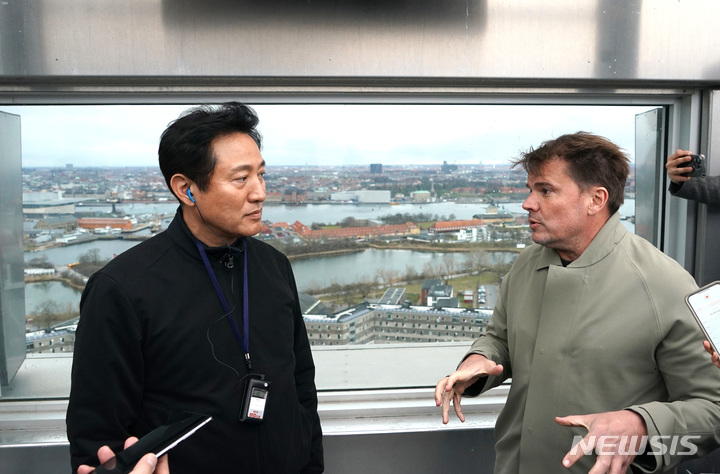 [코펜하겐=뉴시스]오세훈 시장이 20일 14시 30분(현지시간) 자원회수시설을 지역 명소로 탈바꿈한 선진 사례인 덴마크 코펜하겐의 '아마게르 바케'를 찾아, 관계자로부터 설명을 듣고 있다. (사진 왼쪽부터 오세훈 시장, 비야케 잉겔스 BIG 대표 건축가). (사진=서울시 제공). 2023.03.21. photo@newsis.com