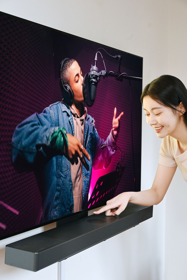 [서울=뉴시스]&nbsp; LG 올레드 TV에 최적화된 디자인과 사운드로 시청경험을 극대화하는 'LG 사운드바' 신제품의 연출 이미지. (사진=LG전자) 2023.03.21. photo@newsis.com&nbsp; *재판매 및 DB 금지