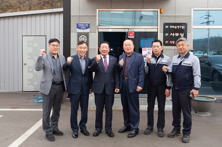 조근제(왼쪽에서 세번째) 함안군수가 방산업체를 방문했다. *재판매 및 DB 금지