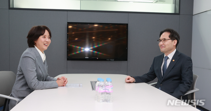 [서울=뉴시스] 이영 중소벤처기업부(중기부) 장관(왼쪽)이 21일 오전 서울 용산구 서울창조경제혁신센터에서 한기정 공정거래위원회 위원장과 함께 납품대금 연동제 현장 안착 공동 추진을 위한 간담회를 진행하고 있다. (사진=중기부 제공) 2023.03.21. photo@newsis.com