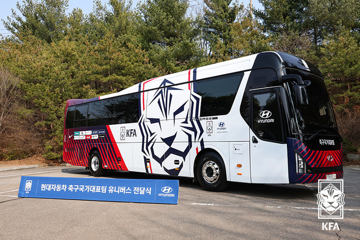 [서울=뉴시스]현대자동차, 클린스만호에 새 버스 전달. 2023.03.21. (사진=대한축구협회 제공) *재판매 및 DB 금지