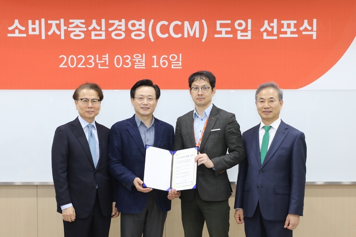 [서울=뉴시스] 김이배 제주항공 대표이사(왼쪽 두번째)와 김경원 제주항공 커머셜전략실장(오른쪽 두번째)이 3월 16일 오전 10시 방화동 국제청소년센터에서 김태영 한국소비자경영협의회 대표, 황국인 한국소비자경영의회 전문위원과 소비자중심경영 선포식을 진행하고 있다. (사진=제주항공 제공) 2023.03.21. photo@newsis.com *재판매 및 DB 금지