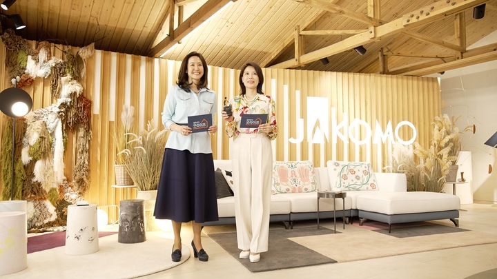 '강주은의 굿라이프' 진행자 강주은과 쇼호스트 모희현이 ‘자코모xCJ온스타일 소파페스타’를 둘러보고 있다. 제공=CJ온스타일 *재판매 및 DB 금지