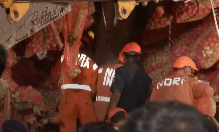 [서울=뉴시스] 인도 우타르프라데시주에 있는 감자 창고가 16일 오전 11시 30분 경 붕괴해 안에 있던 인부 최소 14명이 사망했다. 사진은 수색 작업을 벌이고 있는 인도 국가 재난 대응 부대 (사진출처: CGTN 동영상 캡처) 2023.03.21. *재판매 및 DB 금지