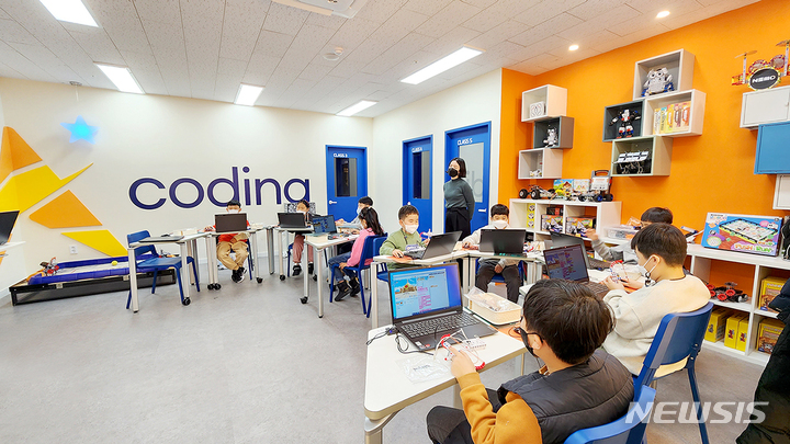 [서울=뉴시스] 에이스타코딩에서 수업을 듣고 있는 학생들. (사진=에이럭스 제공) 2023.03.21. photo@newsis.com
