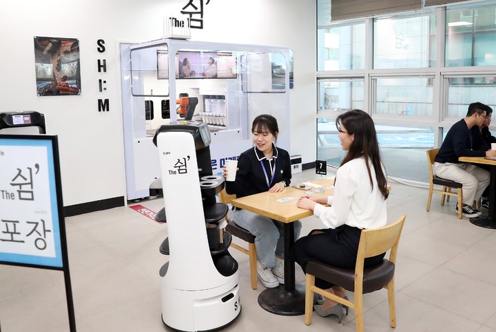 [대전=뉴시스]대전 유성구청 서별관에 마련된 로봇 카페 '더 쉼' *재판매 및 DB 금지