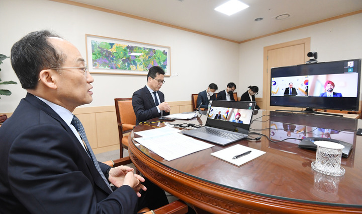 [세종=뉴시스] 추경호 경제부총리 겸 기획재정부 장관이 21일 세계은행 총재 후보자와 화상으로 면담하고 있다. (사진 = 기획재정부 제공) 2023.03.21. *재판매 및 DB 금지