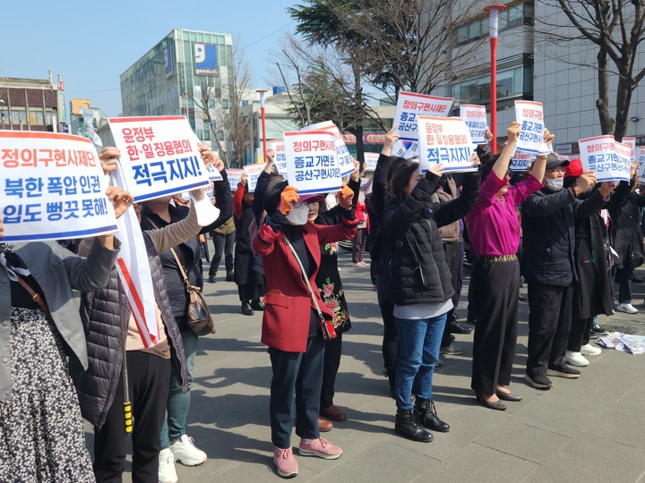 [전주=뉴시스]이동민 기자 = 20일 전북 전주 오거리광장에서 자유통일당 등 보수단체 회원들이 천주교정의구현전국사제단 규탄 집회를 열었다. *재판매 및 DB 금지