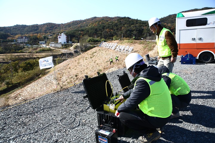 농어촌공사 직원들이 저수지 현장 안전점검을 실시하고 있다.(사진=농어촌공사) *재판매 및 DB 금지