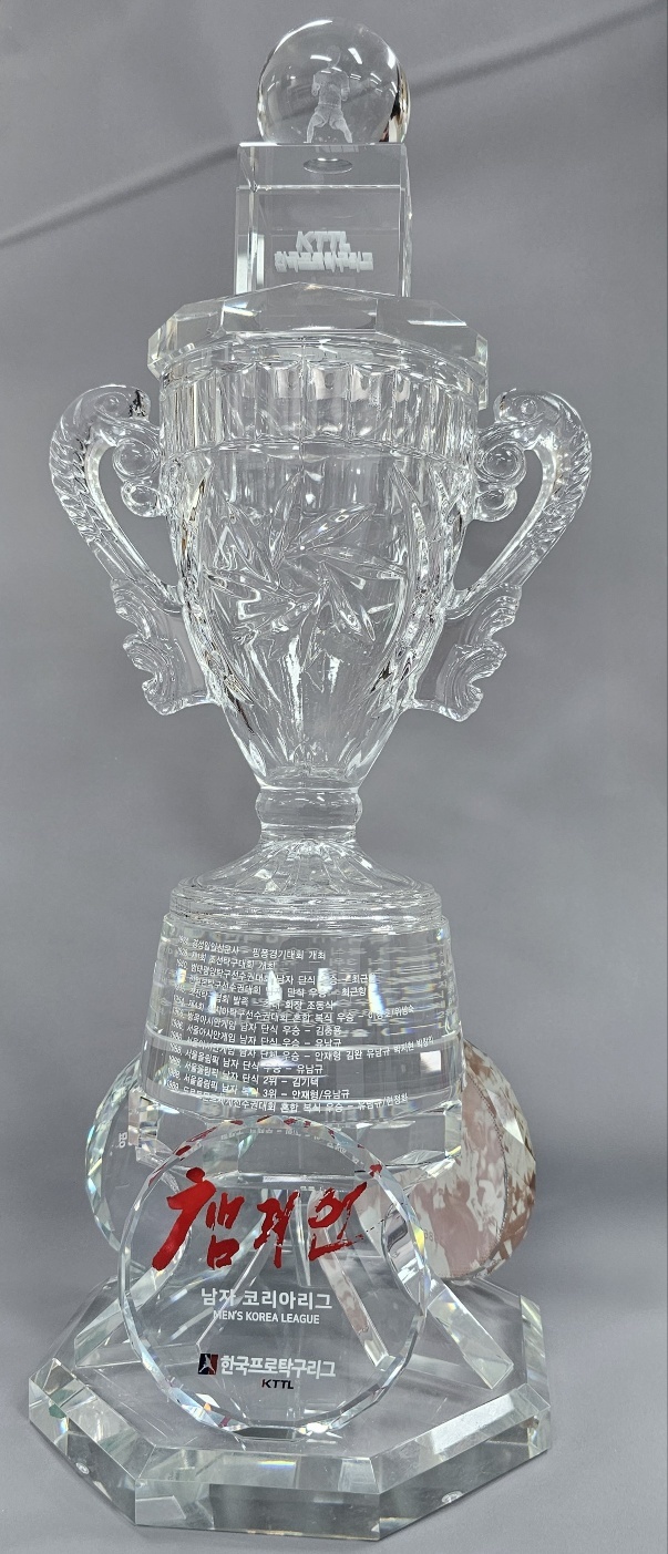[서울=뉴시스]남자 코리아리그 우승 트로피. 2023.03.21. (사진=한국프로탁구리그 제공) *재판매 및 DB 금지