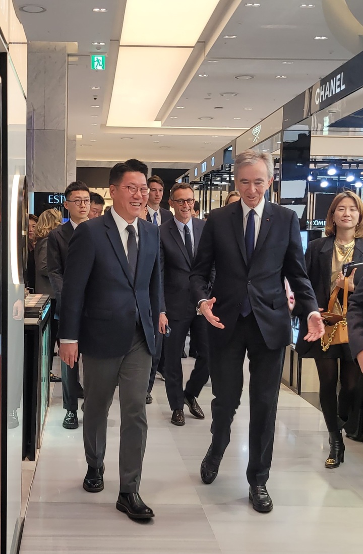 글로벌 명품 그룹 루이비통모에헤네시(LVMH)의 베르나르 아르노 총괄회장이 21일 오전 11시 50분께 경기도 성남시 분당구에 있는 현대백화점 판교점을 찾았다. 이날 아르노 회장의 접견에는 정지선 현대백화점그룹 회장이 직접 나섰다. 김현종 현대백화점 대표도 함께 했다. (사진 = 독자 제공) *재판매 및 DB 금지