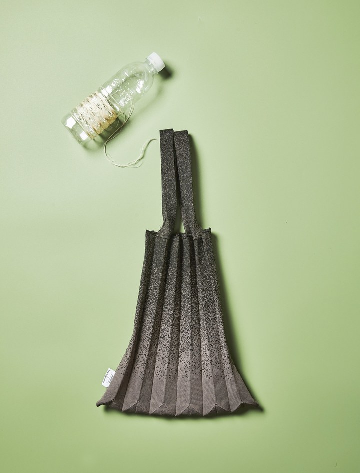 [서울=뉴시스] 해비치 호텔앤드리조트가 친환경 브랜드 플리츠마마와 협업해 제작한 업사이클링 가방. (사진출처: 해비치 호테랜드리조트 제공) 2023.03.21.